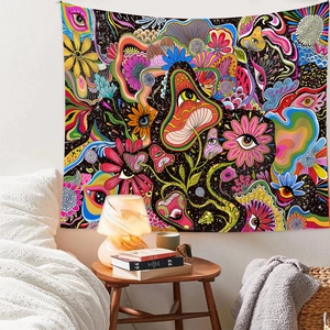 Détail d'une tapisserie de champignons psychédéliques suspendue dans une chambre