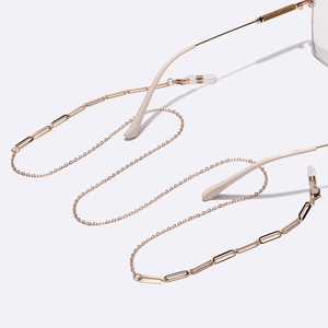 Catenina dorata minimalista a maglie rettangolari per occhiali e maschere con asole
