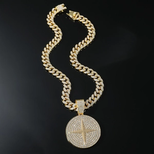 Collier maille cubaine dorée avec pendentif étoile incrusté de diamants de synthèse