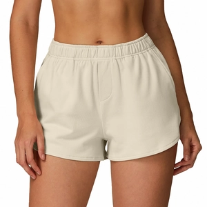 Short de sport taille haute blanc crème pour femmes, idéal pour le fitness et yoga