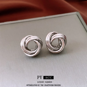 Boucles d'oreilles minimalistes en argent avec un design de tourbillon poli élégant
