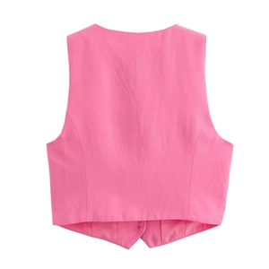 Vue détaillée du dos du gilet rose avec coutures structurelles et coupe ajustée