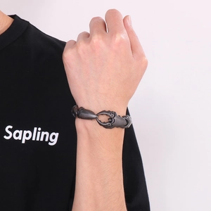 Vue détaillée du bracelet punk noir fusil en acier titane avec pince de scorpion créative