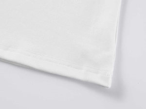 Vue détaillée de l'ourlet à double couture et texture en modal doux sur un T-shirt blanc col V