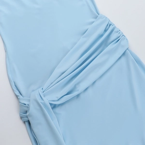 Détail du tissu bleu clair avec texture douce et plis noués au niveau de la taille