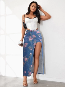 Dettaglio della gonna lunga in denim con spacco alto e delicata stampa floreale di rose