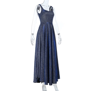 Détail du tissu scintillant bleu nuit sur une robe de soirée sans manches à encolure carrée