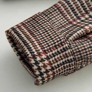 Détails du motif pied-de-poule d'un blouson aviateur en laine avec coutures de qualité