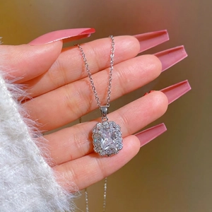Rechteckiger Zirkonia Anhänger Halskette Titanstahl Kette Kupfer Quadratischer Halo Micro Pave Eleganter Schmuck Für Damen