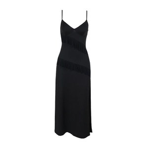 Robe noire élégante à col en V, bretelles spaghetti avec volants et fente latérale