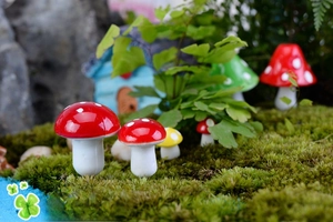 Mini funghi colorati in schiuma su muschio per decorazione di giardini fatati