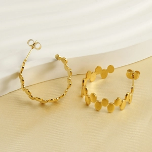 Fashionable 18k gold irregular oval linked earrings for women on elegant background