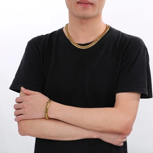 Ensemble collier et bracelet gourmette pour homme en acier inoxydable doré sur mannequin