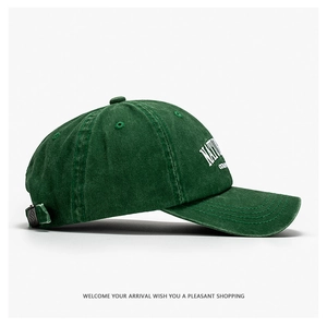 Dettaglio del cappellino da baseball in cotone lavato verde retrò con ricamo