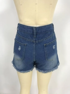 Detailansicht der Rückseite von Denim-Shorts mit Fransensaum und zerfetzten Gesäßtaschen