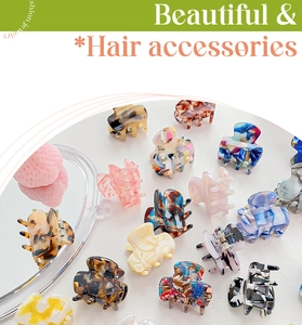 Macro piatta di mini mollette per capelli in acetato con trame di marmo e molla metallica