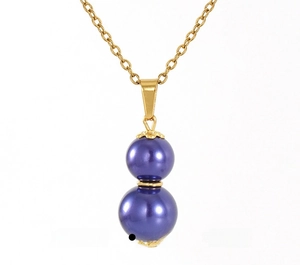 Dettaglio della collana in acciaio inossidabile placcato oro 18k con ciondolo a zucca viola