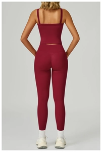 Détail du haut de yoga dos croisé et leggings taille haute en tissu rouge foncé