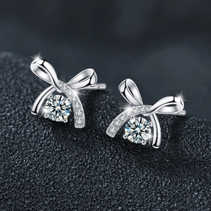 Eleganti orecchini a lobo a fiocco in argento S925 con moissanite su sfondo grigio scuro