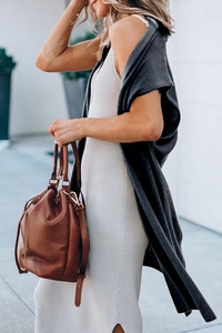 Detail von beigem Strickkleid mit Seitenschlitz und dunkelgrauer langer Weste