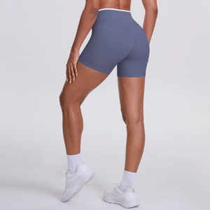 Vue détaillée du short de yoga taille haute bleu brume avec coupe gainante