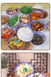 Macro de modelos realistas de comida china en resina en mini cuencos de porcelana azul y blanca