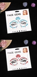 Vue détaillée de joyaux de visage bleus et rouges avec diverses formes de cristaux