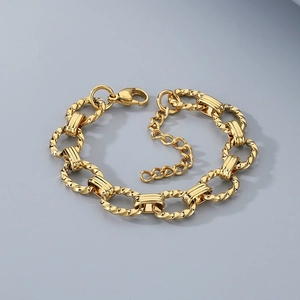 Minimalist gold oval link twisted chain bracelet in stainless steel with lobster clasp
