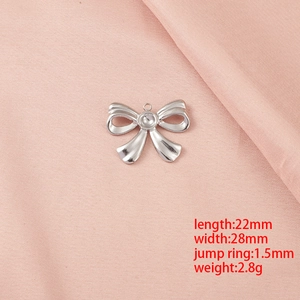 Pendentif nœud en acier inoxydable 22x28mm pour bijoux DIY sur fond de tissu rose