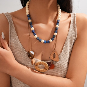Collier bohème double épaisseur avec anneau en rotin, perles en bois et pierres bleues