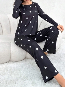 Detailaufnahme des weichen Schlafanzugs mit Herzmuster, Langarmshirt und Hose