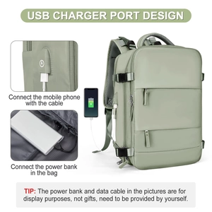 Vista detallada de la mochila de viaje con puerto USB y conexión de cable interna