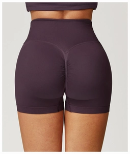Detailansicht der nahtlosen High-Waist Scrunch Butt Yoga-Shorts in Pflaumenfarbe