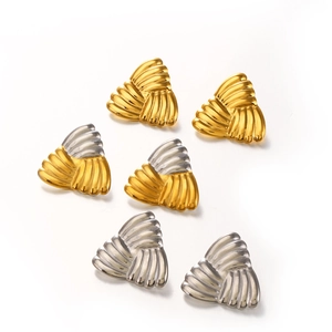 Trois paires de boucles d'oreilles triangles en or, argent et design bicolore chic
