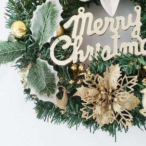 Couronne de Noël avec inscription dorée, pommes de pin et fleurs scintillantes