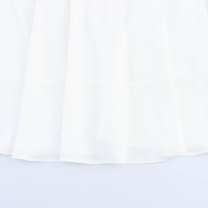 Elegante abito lungo bianco stile Audrey Hepburn con scollo a V e design a pieghe patchwork