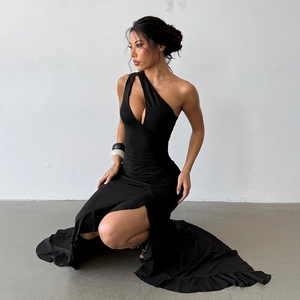 Détail de robe noire asymétrique avec décolleté en V plongeant et fente latérale