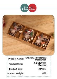 Détail de pendentifs rennes de Noël en bois avec bonnets rouges sur fond de bois clair