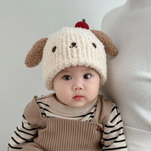 Nahaufnahme der Baby-Wintermütze aus flauschigem Stoff mit niedlichen braunen Schlappohren