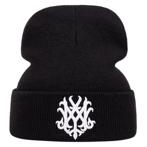 Bonnet en maille côtelée noire avec logo gothique brodé blanc sur le devant du revers