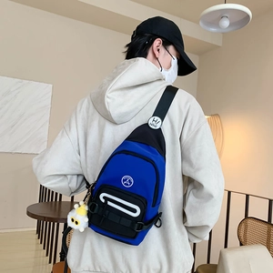 Sac de poitrine bleu pour garçons avec bandoulière et pendentif monstre en peluche