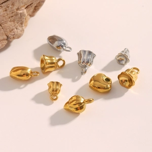 Détail de breloques en acier inoxydable doré 18K en forme de cœur et de muguet