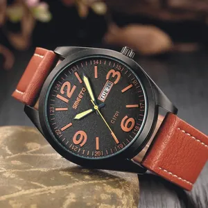 Reloj deportivo militar para hombre con correa de cuero marrón y esfera negra sobre piedra