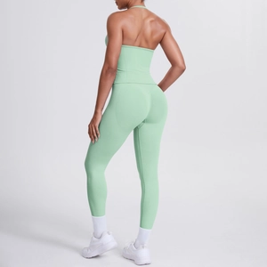 Detailansicht des mintgrünen Yoga-Sets mit Halter-Top und hochtaillierter Leggings