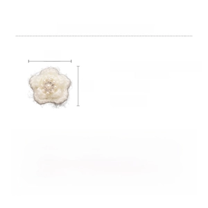 Vue détaillée de la pince à cheveux fleur tricotée avec perles et strass taille 5x5cm