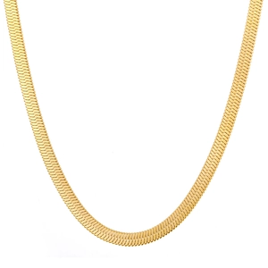 Elegante goldene flache Schlangenkette aus Edelstahl auf weißem Hintergrund präsentiert
