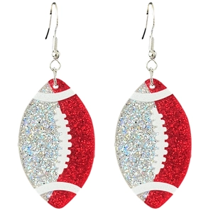 Dettaglio di orecchini da rugby con glitter rossi e argento e ganci metallici