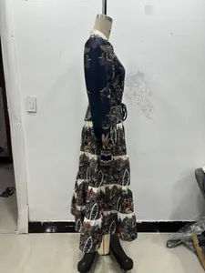 Details des blauen Paisley-Stufenkleids mit Lagenrock und passendem Taillengürtel