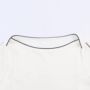 Elegante witte top met boothals en zwarte biesjes op casual geweven chiffon stof