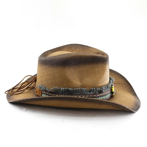 Dettaglio cappello cowboy in paglia con fascia etnica colorata e nappe di perline